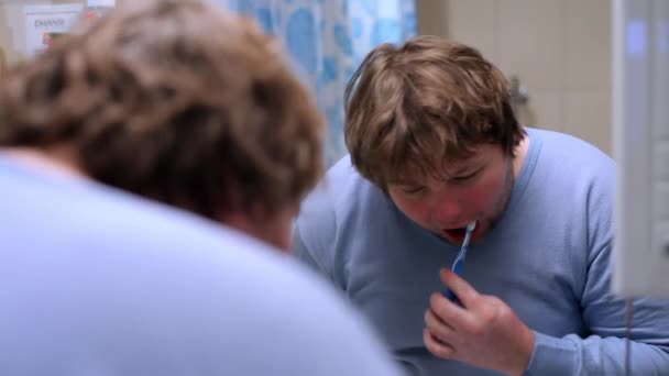 Homem sonolento escovando os dentes
 - Filmagem, Vídeo