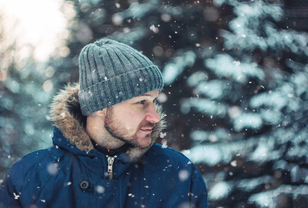 Ať se usmívám vousatý muž cestovatel forester lovec v zimním lese  - Fotografie, Obrázek