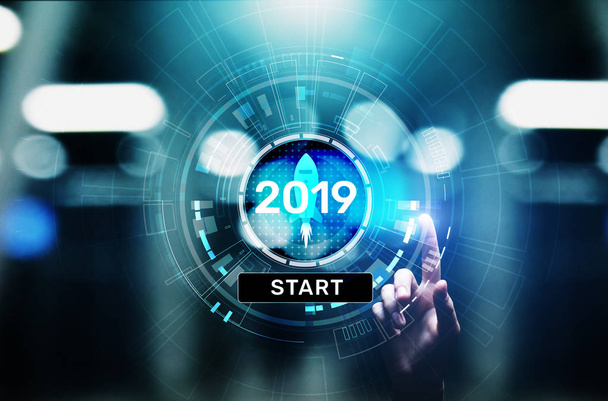 Nuovo anno 2019 pulsante di avvio sull'ologramma dello schermo virtuale. Crescita finanziaria e nuove prospettive per le imprese e la vita
. - Foto, immagini
