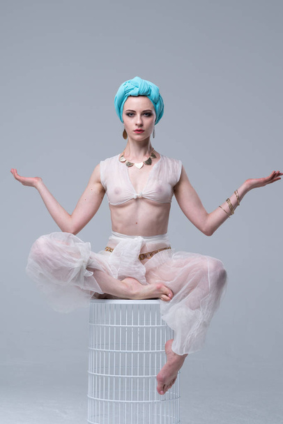 giovane bella ragazza che fa yoga in studio si siede in lingerie bianca
 - Foto, immagini