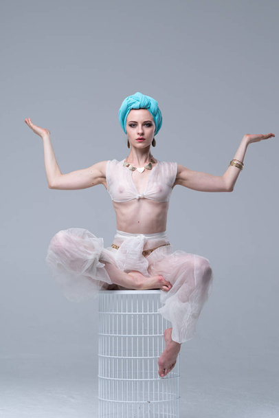 jovem menina bonita fazendo ioga no estúdio senta-se em lingerie branca
 - Foto, Imagem