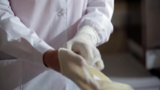 Dokter zetten van latex handschoenen - Video