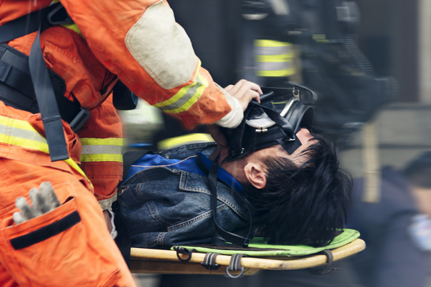 Les secouristes déplacent une personne blessée avec une civière
 - Photo, image