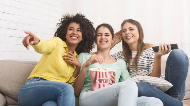 Női barátok, néz film és pattogatott kukoricát eszik - Fotó, kép
