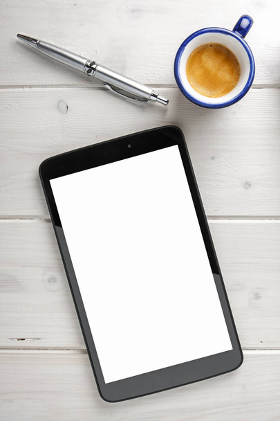Tableta Topview con pantalla en blanco taza de café y bolígrafo de plata en mesa de madera blanca
 - Foto, Imagen