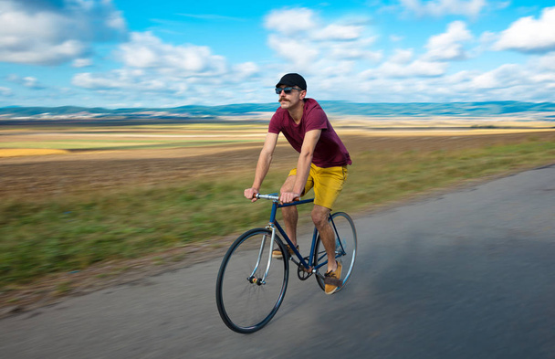 Φυσικό νέος ποδηλάτης με καταπληκτική θέα - Φωτογραφία, εικόνα