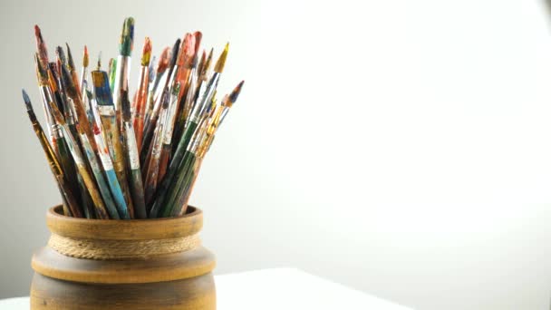 Малювати пензлі і акварельні фарби в русі на столі
 - Кадри, відео