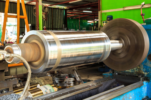 Lathe Turning the metal industry to produce and crafts. - Foto, Imagen