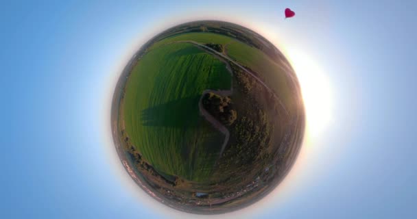 Heißluftballon am Himmel über Feldkugelpanorama - Filmmaterial, Video