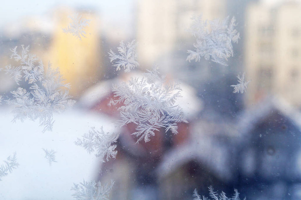 Frosty patronen van vorst op het venster op een winterdag - Foto, afbeelding