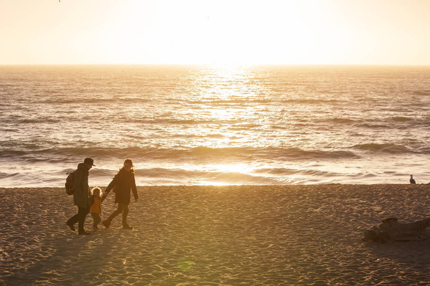 Happy family visit Pacific Ocean in California - Фото, зображення