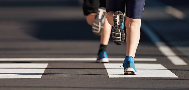 Correndo crianças, jovens atletas correm em uma corrida infantil, correndo na cidade detalhe estrada nas pernas, correndo à luz da manhã
 - Foto, Imagem