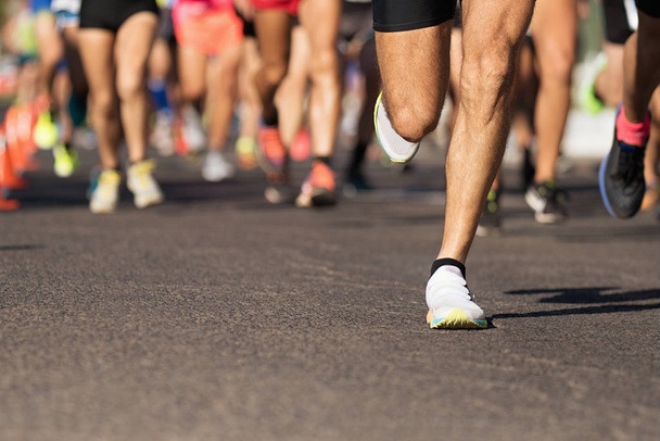 Μαραθώνιος τρέχει αγώνα, οι άνθρωποι πόδια στο δρόμο της πόλης - Φωτογραφία, εικόνα