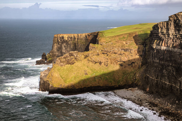 Rocks and beach at Cliffs of Moher, Doolin, Clare, Irlanti
 - Valokuva, kuva