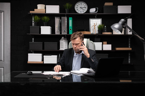 mladý muž v business oblečení pracující na počítači stůl s telefonem a dokumenty - Fotografie, Obrázek