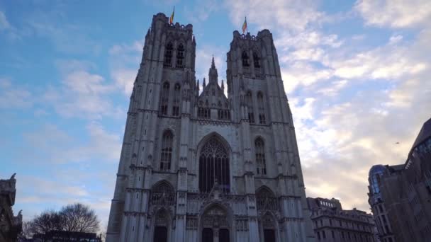 Bélgica. Bruselas Catedral de San Miguel contra el cielo azul por la mañana
 - Imágenes, Vídeo
