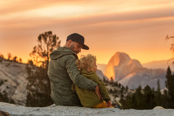 Onnellinen perhevierailu Yosemiten kansallispuistossa Kaliforniassa
 - Valokuva, kuva