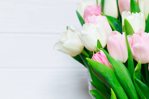 Букет прекрасных розовых тюльпанов на белом фоне
. - Фото, изображение