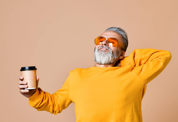 handsome bearded man with paper cup of morning coffee - Foto, afbeelding