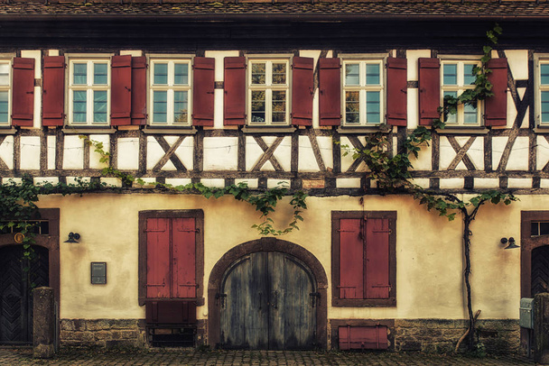 Половинчатые деревянные дома при дворе монастыря Maulbronn Baden Wuerttemberg Germany
 - Фото, изображение