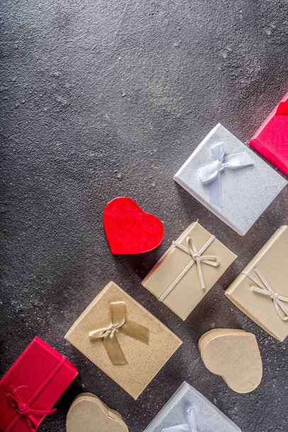 Día de San Valentín cajas de regalos fondo, marco para el fondo de la tarjeta de felicitación de vacaciones, mesa de hormigón oscuro plano, vista superior, espacio de copia
  - Foto, Imagen
