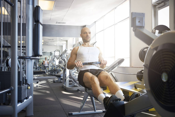 Shot of sporty man doing exercises in gym. - Foto, Imagem