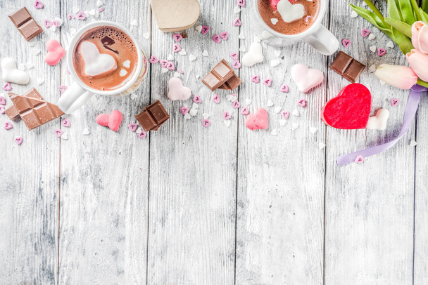 День Святого Валентина лікувати ідеї, дві чашки гарячого шоколадного напою з зефірними серцями червоно-рожевого білого кольору з шоколадними шматочками, цукрові зморшки, старий дерев'яний фон копіювання простір зверху
 - Фото, зображення