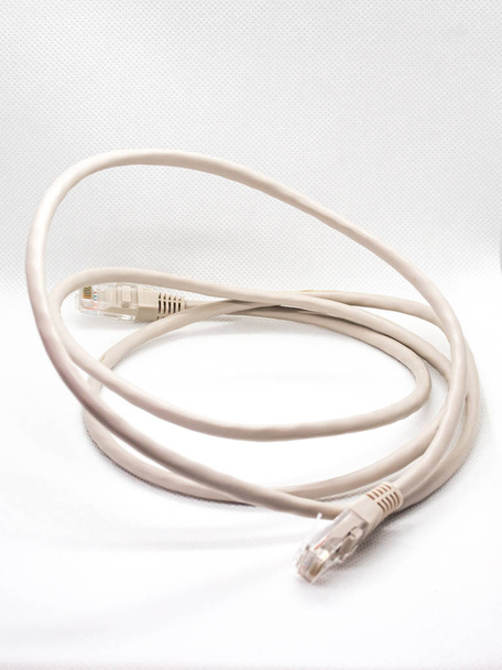 Telefon kabel na bílém pozadí - Fotografie, Obrázek