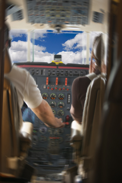 Cockpit Jet avec pilotes et nuages
 - Photo, image