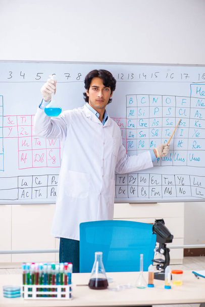 Jeune chimiste travaillant dans le laboratoire  - Photo, image