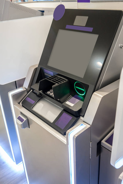Фиолетовые банкоматы. Автоматы станции со светодиодным освещением
 - Фото, изображение