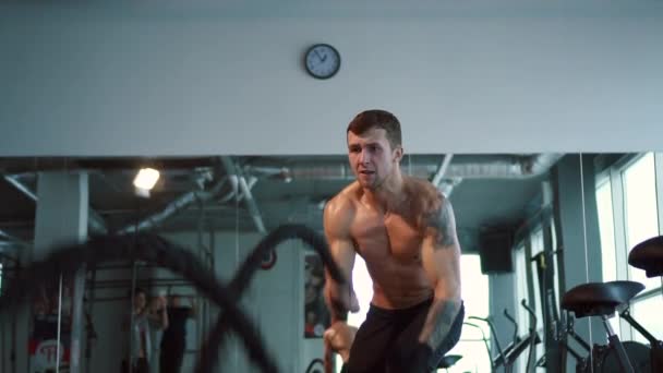 Strong man working out with Battle Ropes, slow motion - Imágenes, Vídeo