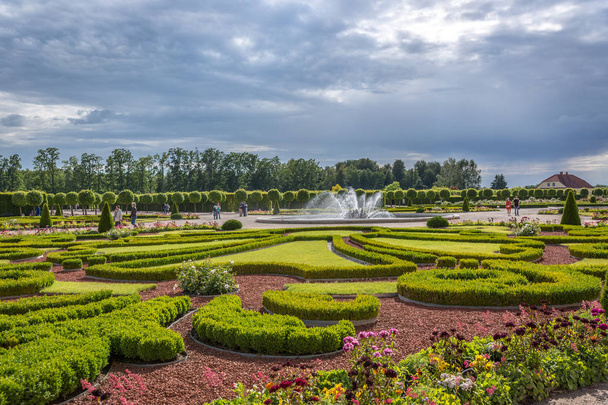 Το παλάτι Rundle, Λετονία - Ιούνιος 20 2018 - εκπληκτικό κήπο του παλατιού Rundle, μία ώρα με το αυτοκίνητο από την πρωτεύουσα Ρίγα της Λετονίας  - Φωτογραφία, εικόνα