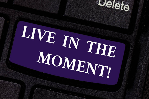 Escribiendo nota mostrando Live In The Moment. Muestra de fotos de negocios Inspírate motivado disfruta de momentos felices Teclado clave Intención de crear mensaje de computadora presionando el teclado idea
. - Foto, imagen