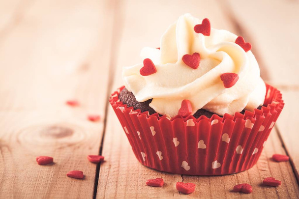 Chocolate cupcake with vanilla cream and red sugar hearts for St. Valentine's Day - Фото, зображення