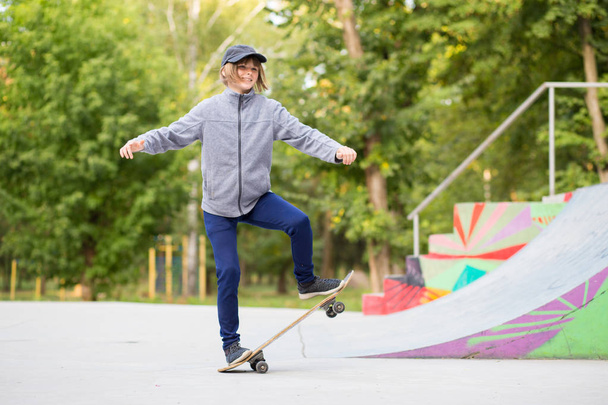 Skater girl na skateparku porusza się na deskorolce na zewnątrz. - Zdjęcie, obraz