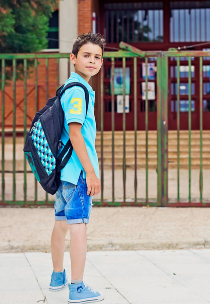 Child goes to school with his backpack - Фото, зображення