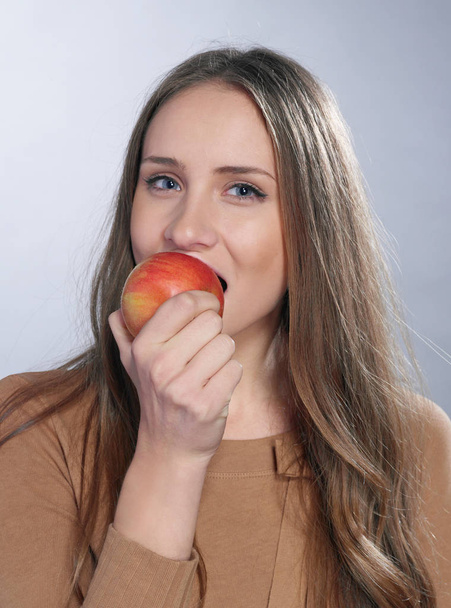 Chica alegre con manzana
 - Foto, imagen