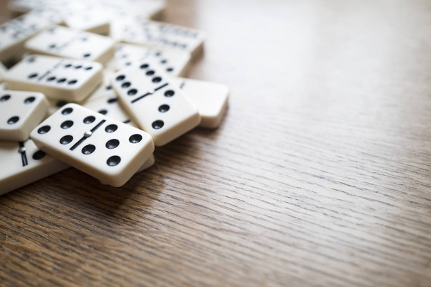 Afbeelding van de horizontale van Domino's op een houten tafel, horizontale afbeelding met lege ruimte aan de rechterkant  - Foto, afbeelding