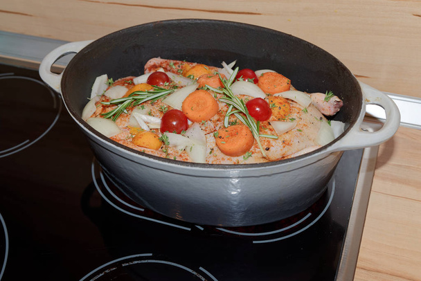 Pekáč s čerstvým kachna zakončené zeleniny na topné desce. Vaření doma - Fotografie, Obrázek