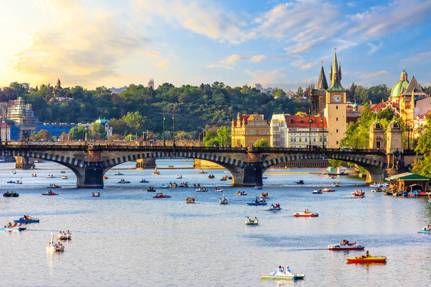 Hajózás Prága központjában az Óváros és a Manes híd közelében - Fotó, kép