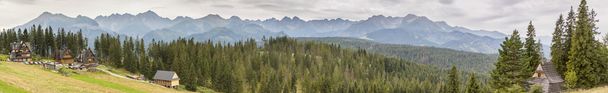 Vue panoramique sur les montagnes polonaises Tatra depuis Szymkowka
. - Photo, image