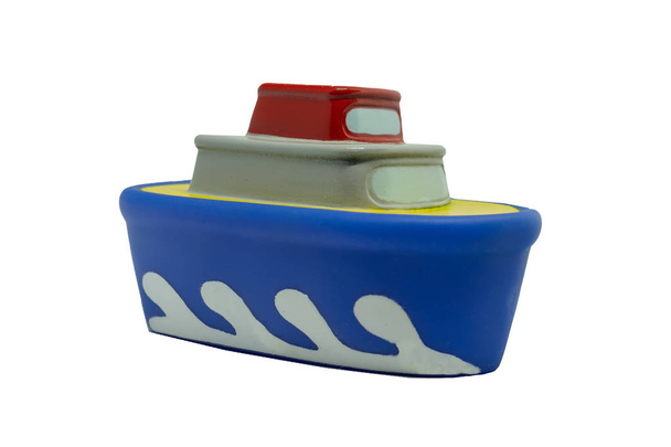 Kauçuk oyuncak çocuk oyuncak banyo için gemi. Beyaz arka plan üzerinde izole - Fotoğraf, Görsel