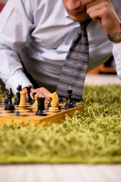 junger hübscher Chef spielt in der Pause Schach  - Foto, Bild