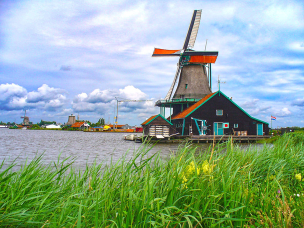 Zaanse Schans'a Noord-Holland Eyaleti, Amsterdam yakınındaki bir ücretsiz Müzesi parkında yel değirmenleri - Fotoğraf, Görsel