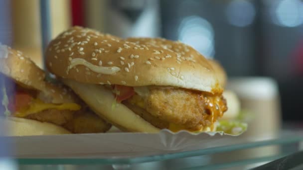 Az olcsó gyorsétterem hamburgert rossz egészségtelen étel a sült koleszterin - Felvétel, videó