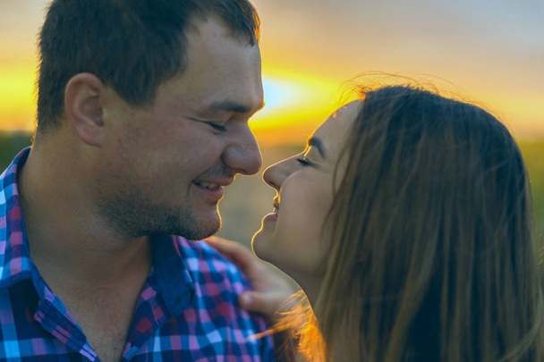 jeune couple baisers et câlins à l'extérieur au coucher du soleil - Photo, image