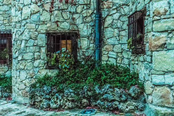 finestra in legno nella tradizionale casa in pietra in autunno
 - Foto, immagini