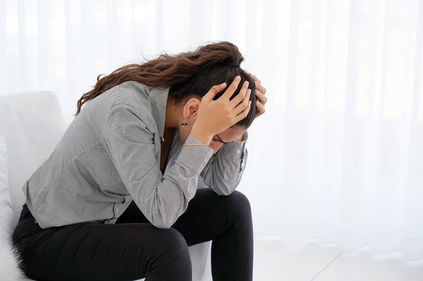 ihmiset, suru ja perheväkivalta. lähikuva onneton itkevä nainen peittää kasvonsa hyödyllistä kuvaamaan stressiä, masennusta tai perheväkivaltaa. Olen pahoillani. Nainen masennus tai perheväkivalta
 - Valokuva, kuva