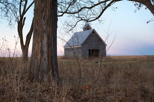 夕暮れ時に古い木造の納屋。ラサール郡、イリノイ州、アメリカ合衆国 - 写真・画像